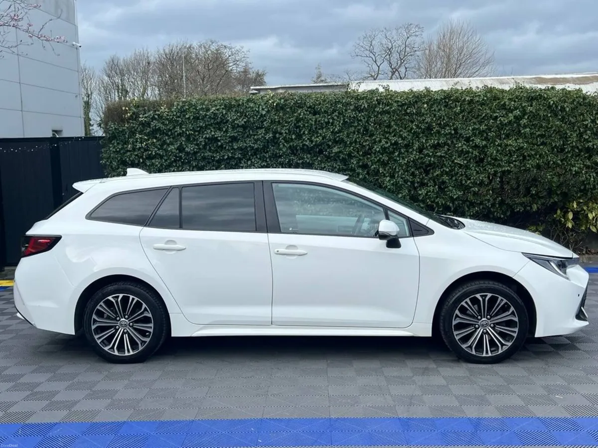 Toyota Corolla SOL TOURING 1.8 HYBRID // SERVICE H - Image 2