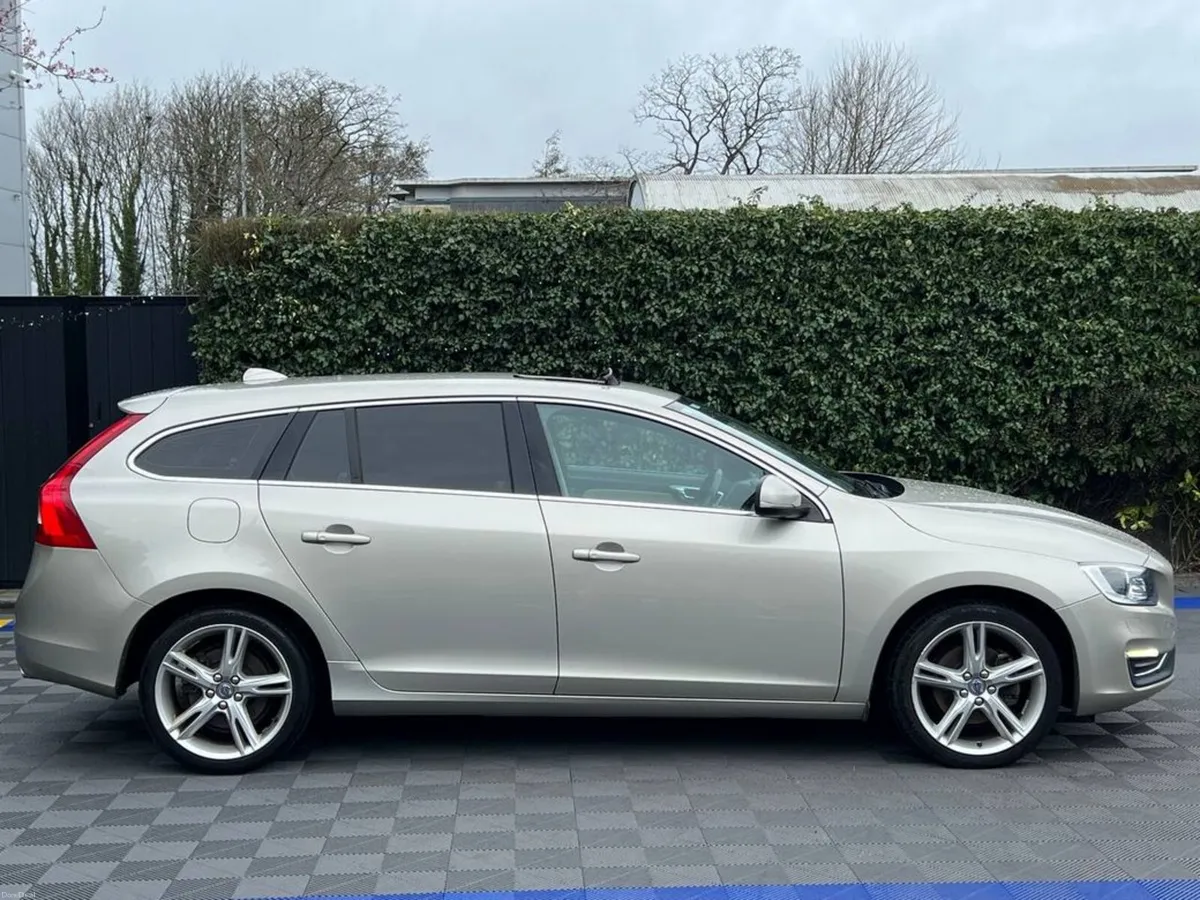Volvo V60 D4 CLASSIC 2.0 D // OPENING SUNROOF // L - Image 4