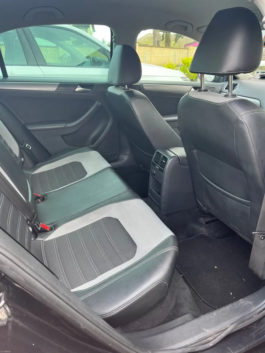 2011 Volkswagen Jetta - Image 4