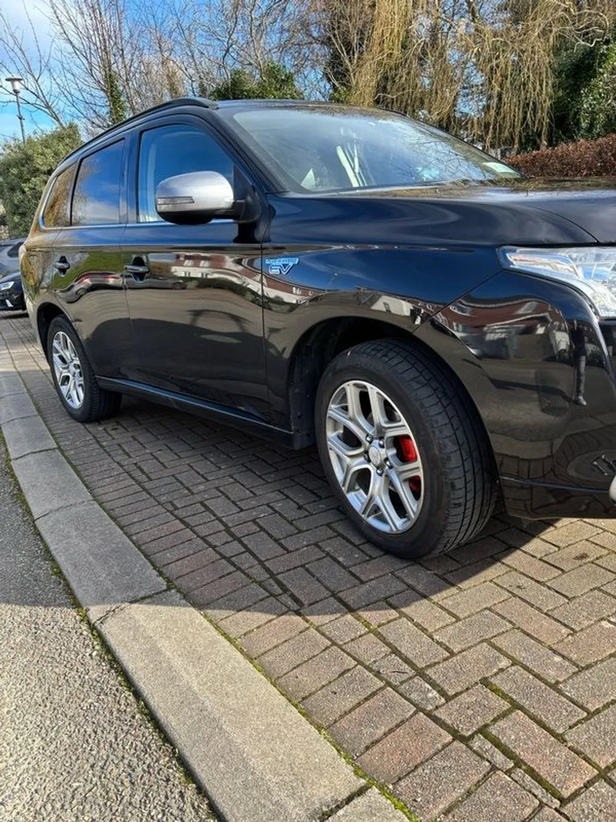 2014 Mitsubishi Outlander - Image 2