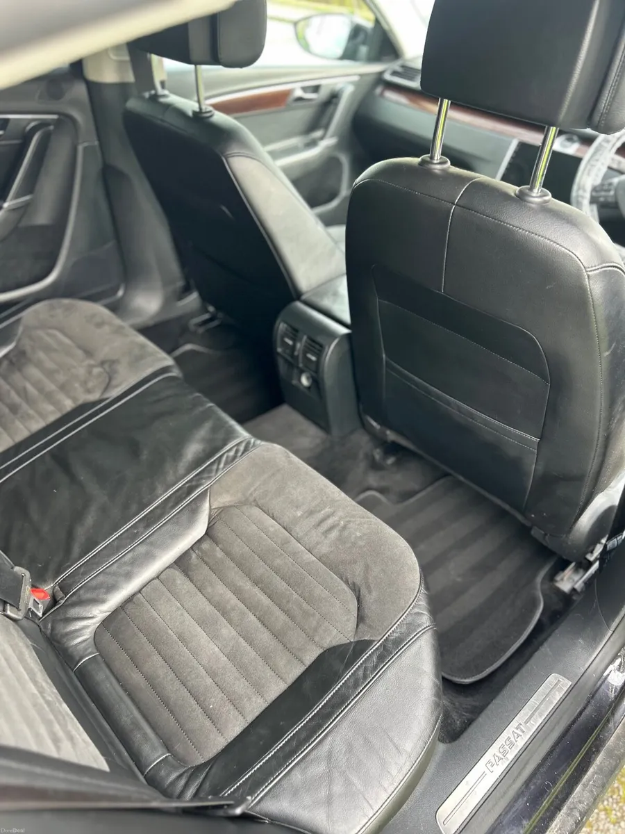Volkswagen Passat 2011 - Image 2