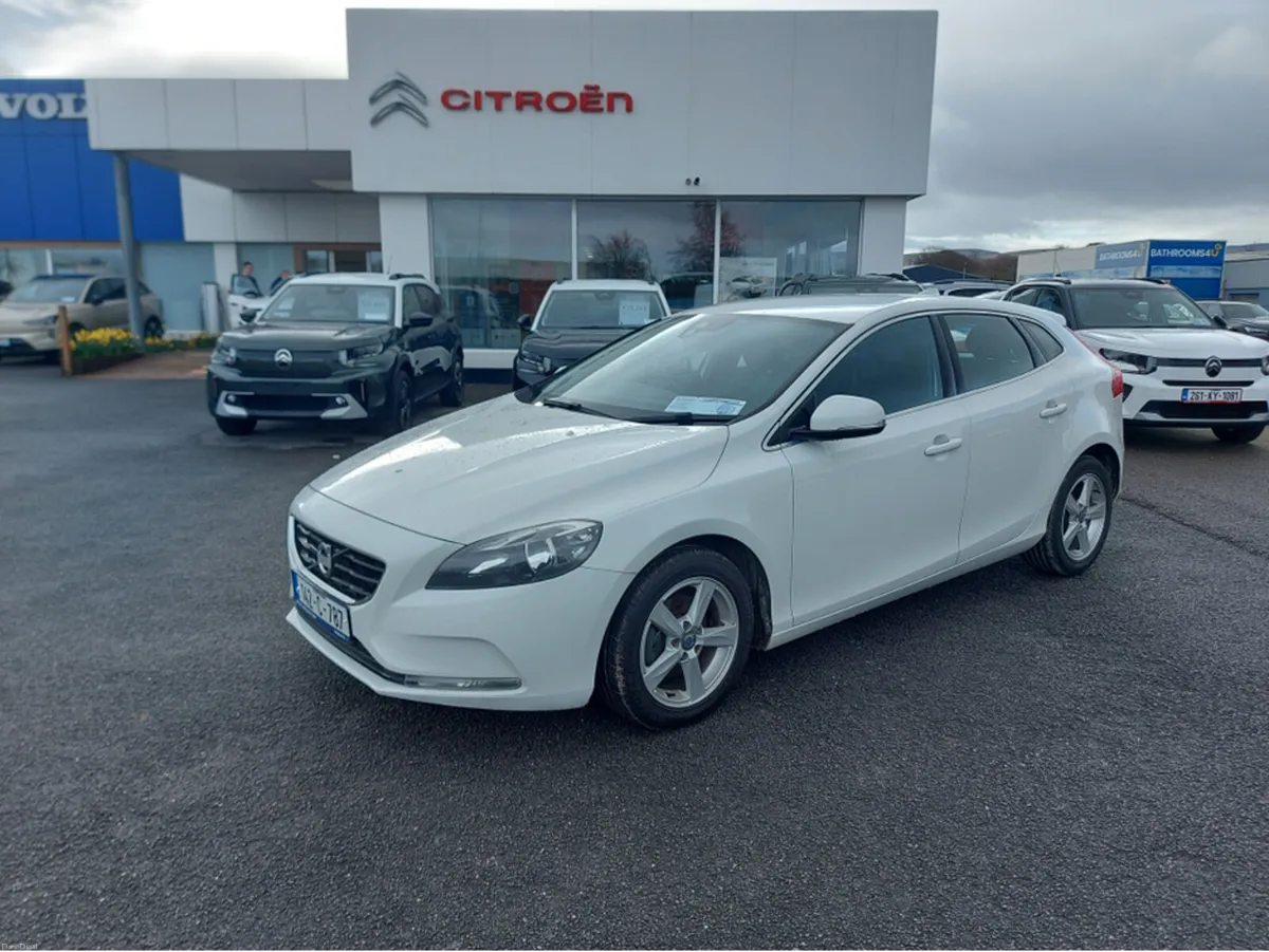 Volvo V40 D2 SE 5DR - Image 1