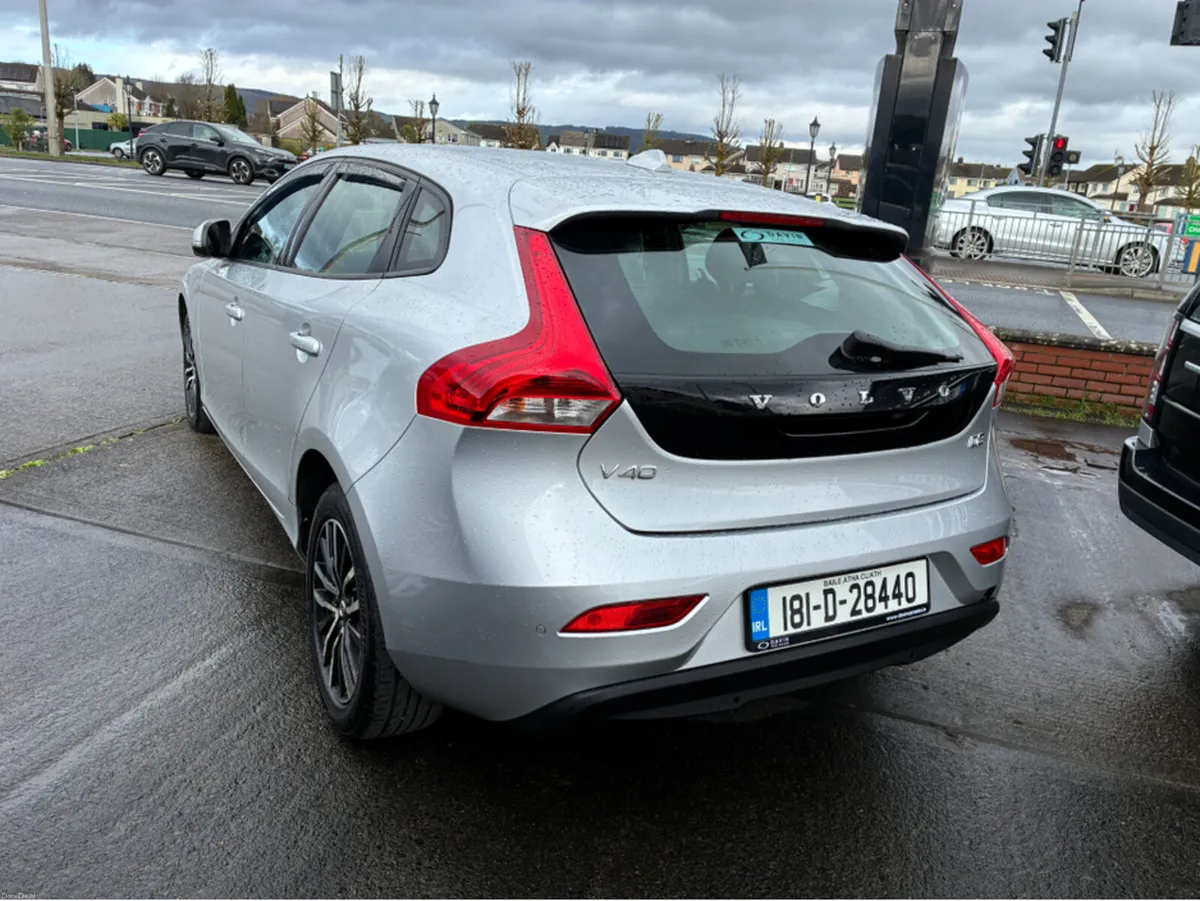 Volvo V40 D2 MOMENTUM ED 5DR - Image 4
