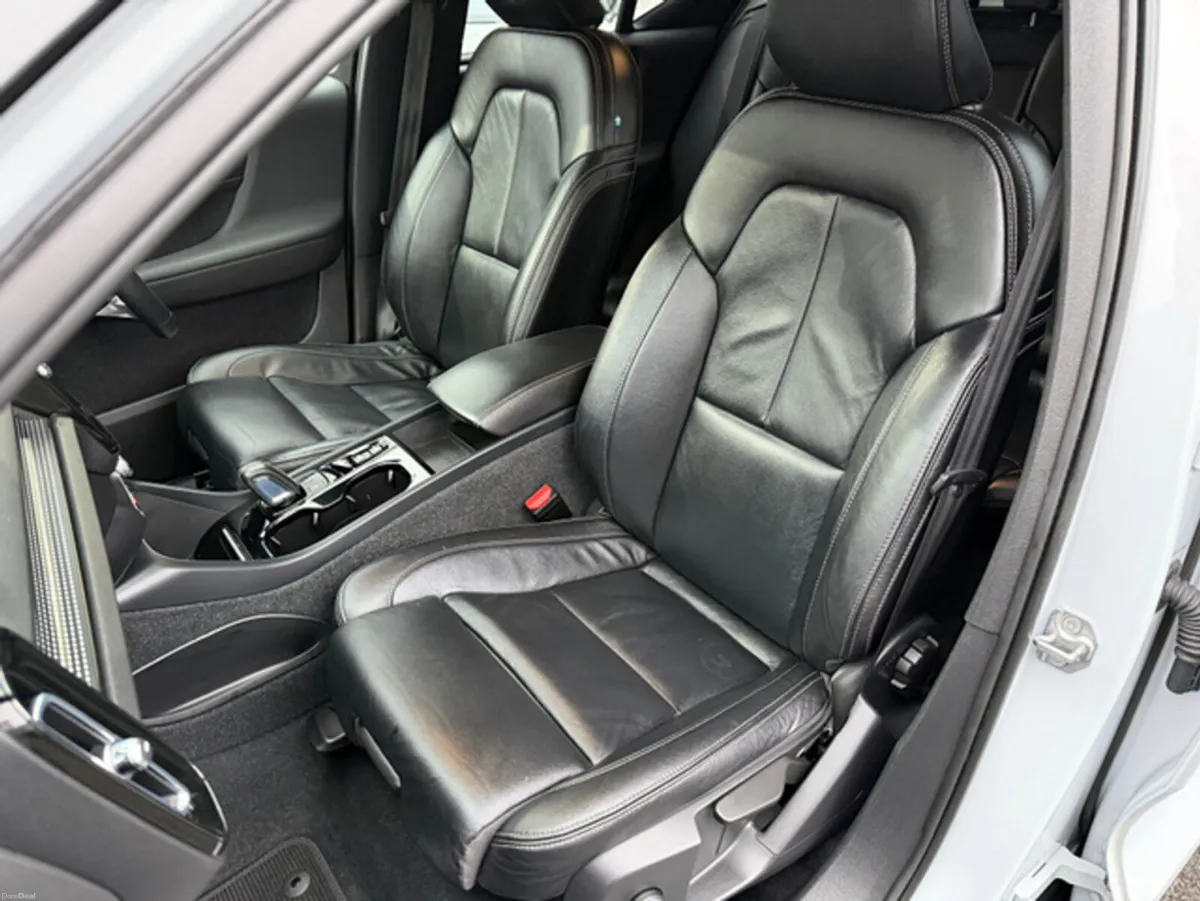 Volvo XC40 R-DESIGN T5 RECHARGE//FULL LEATHER//FUL - Image 4