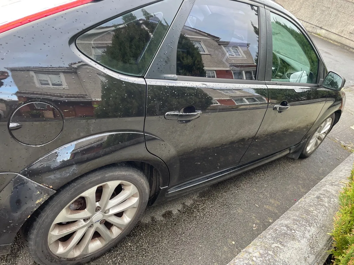 Ford Focus 2010 - Image 2