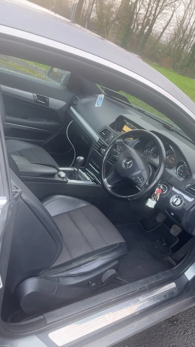 2012 Mercedes e220 - Image 4