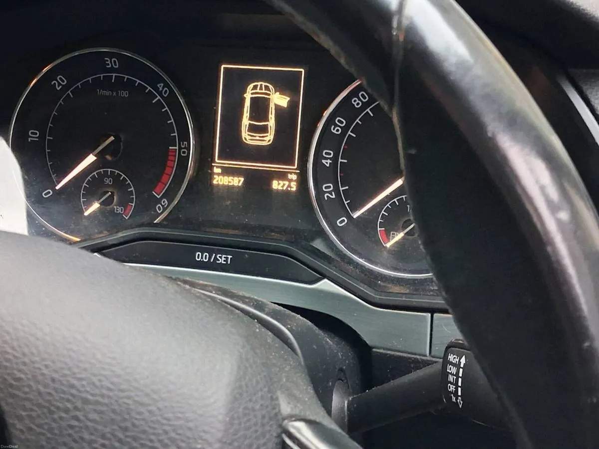 SKODA SUPERB AMBITION 2.0 TDI 150BHP 4 DR COMBI.
M - Image 4