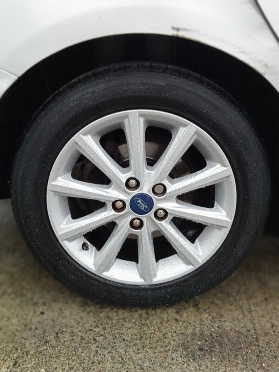 2017 Ford Focus titanium - Image 2