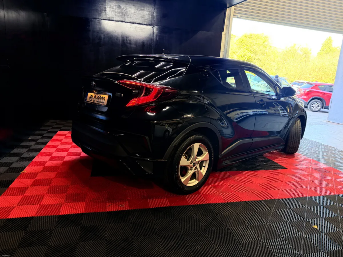 2018 Toyota C-HR Hybrid luxury - Image 3