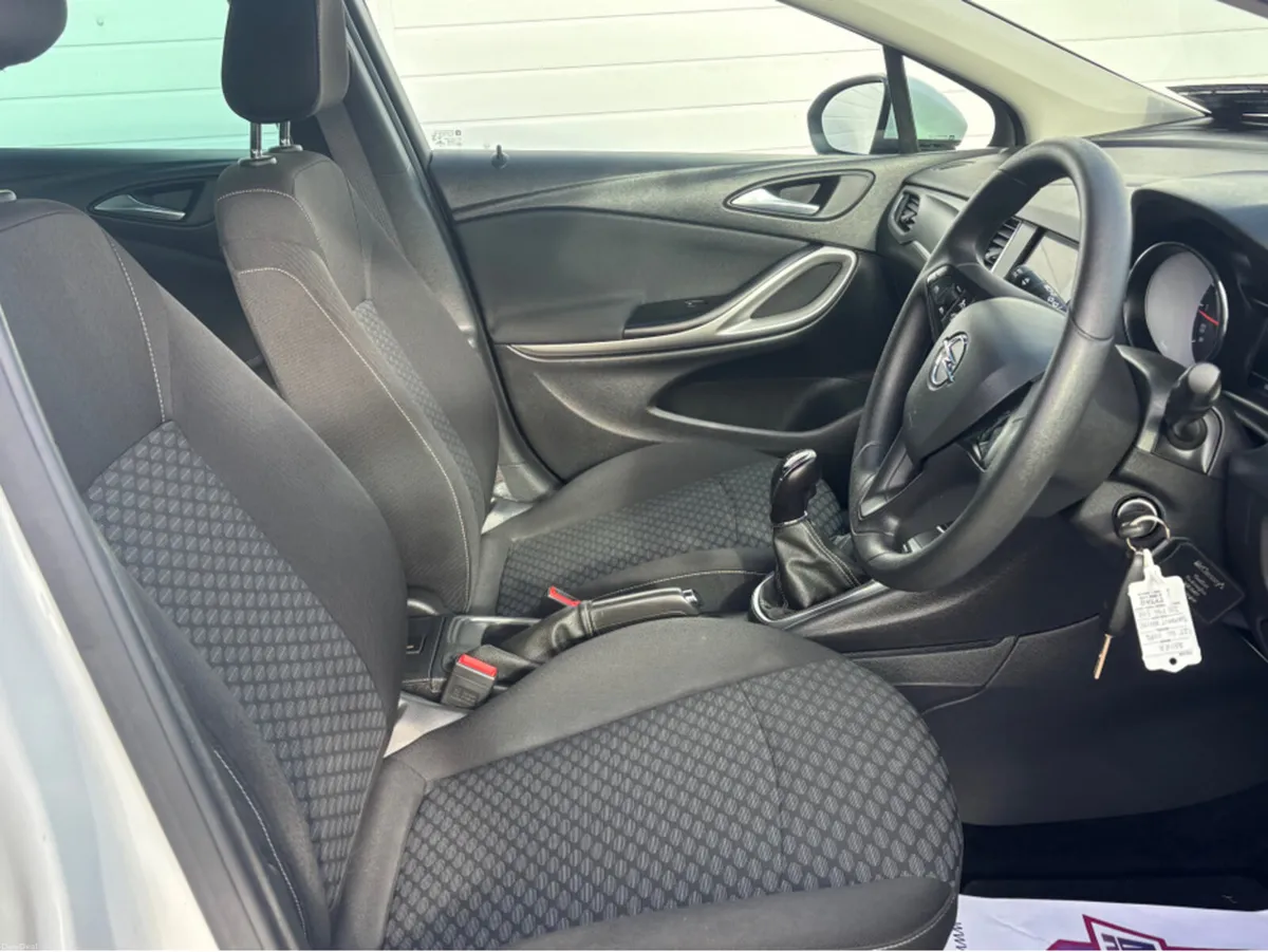 Opel Astra HATCH SC 1.2I TURBO 11 110PS 5 - Image 4