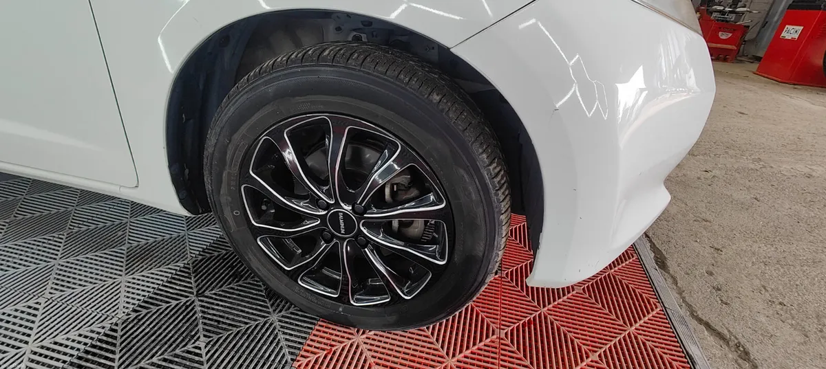 2014 Honda Fit 1.3 Automatic Petrol Hybrid - Image 3