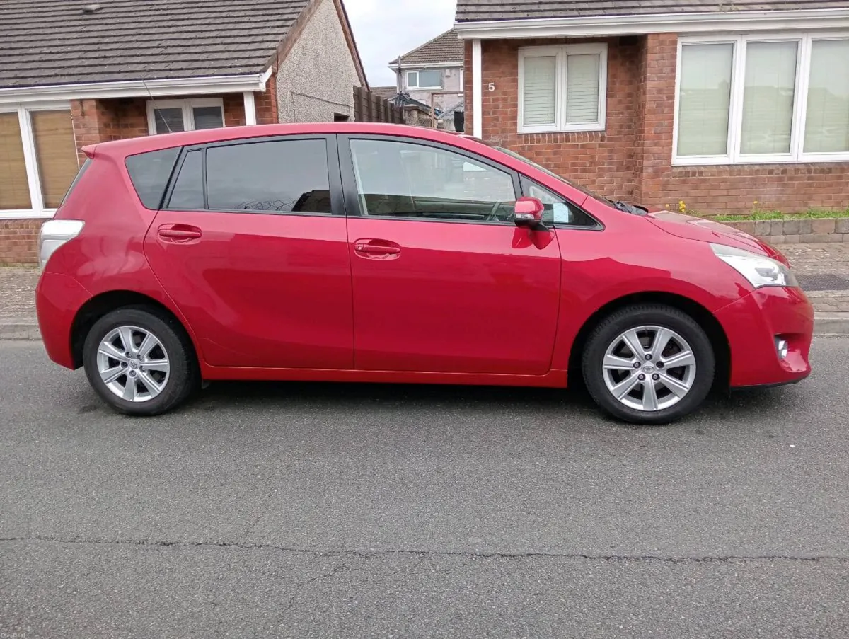 Toyota verso car - Image 2