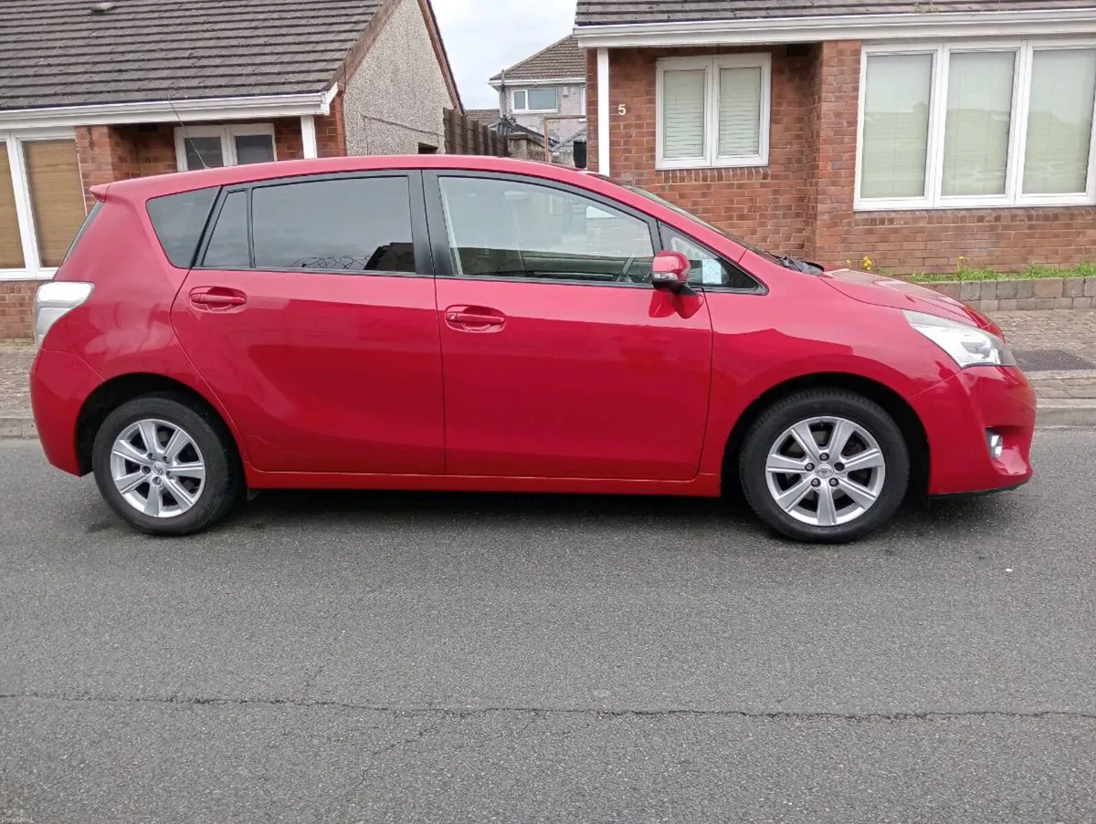 Toyota verso car - Image 4
