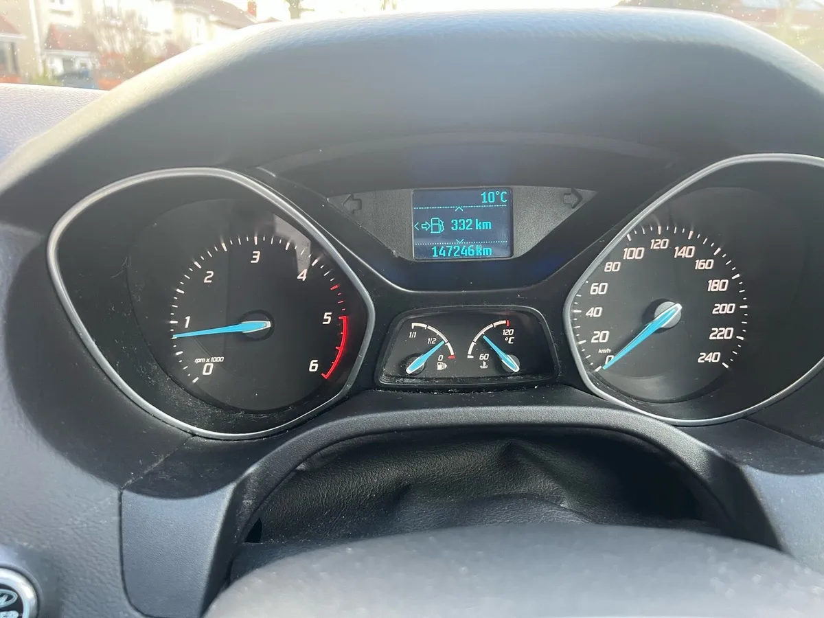 Ford focus saloon titanium - Image 3