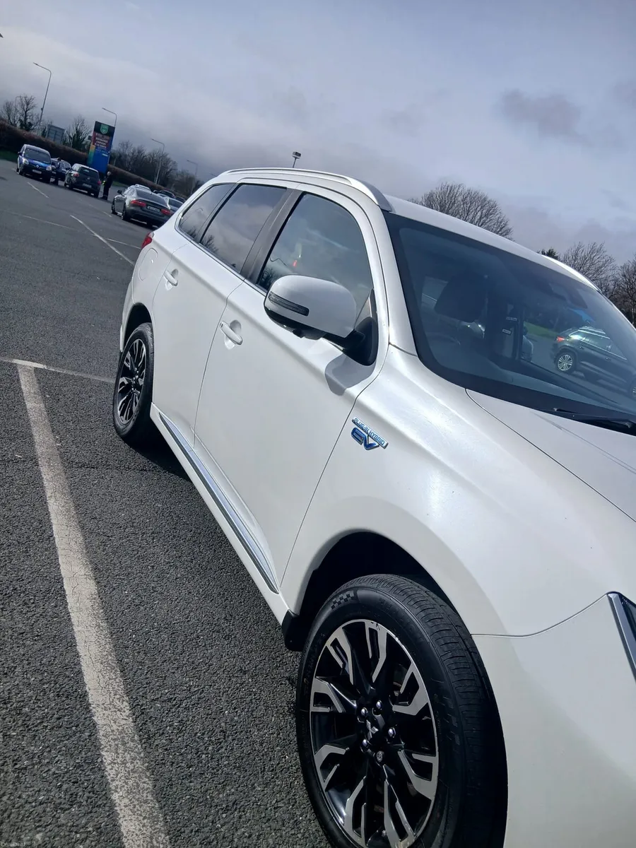 Mitsubishi outlander plug in hybrid - Image 1