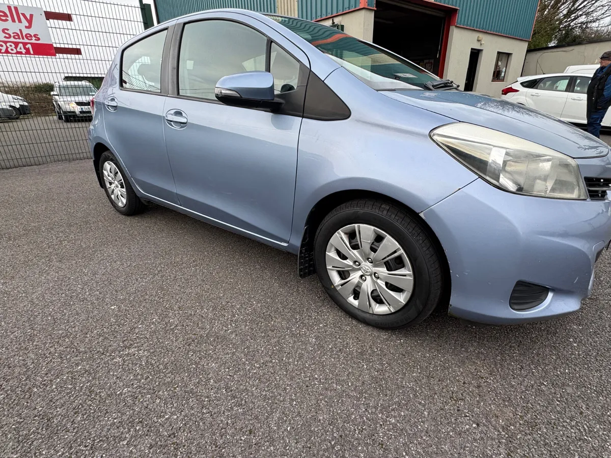 Toyota Yaris 2011 - Image 2