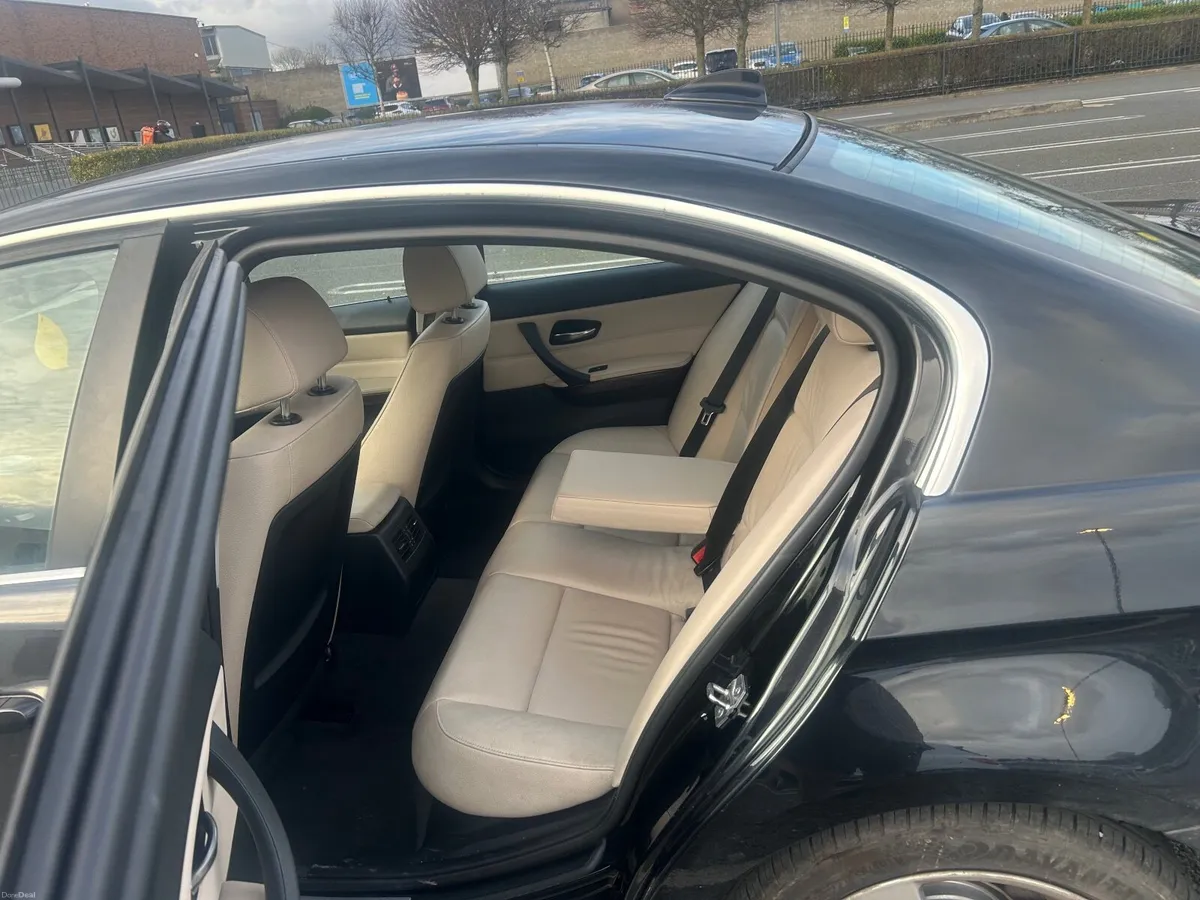 BMW 3-Series 2011 - Image 3