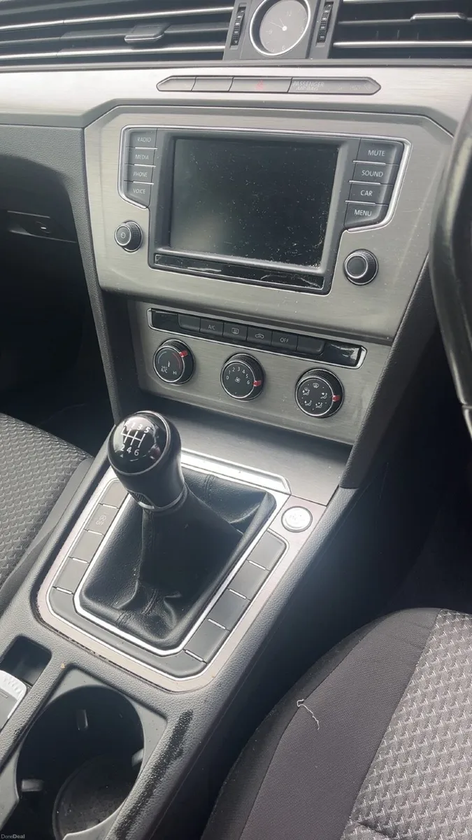 Volkswagen Passat 2017 - Image 2