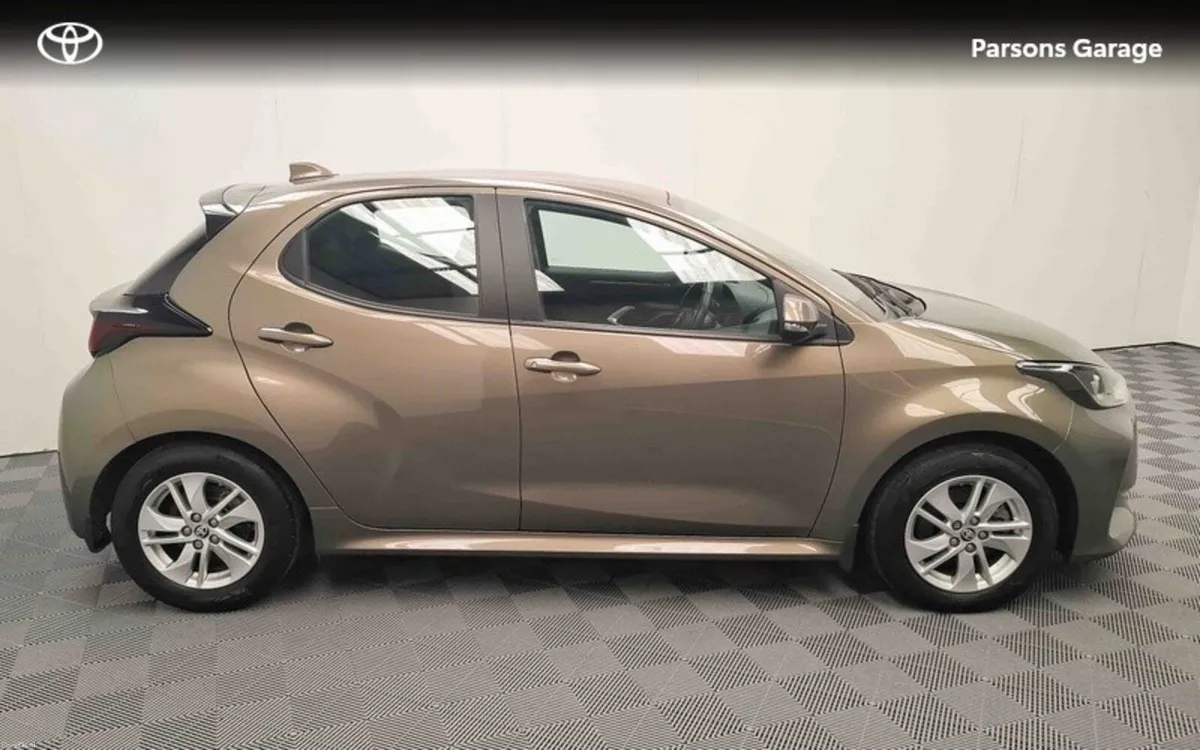 Toyota Yaris HYBRID 115 LUNA - Image 3