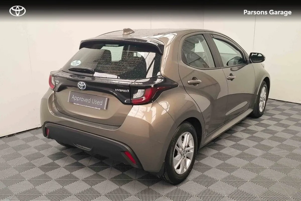 Toyota Yaris YARIS 1.5 HYBRID LUNA - Image 2