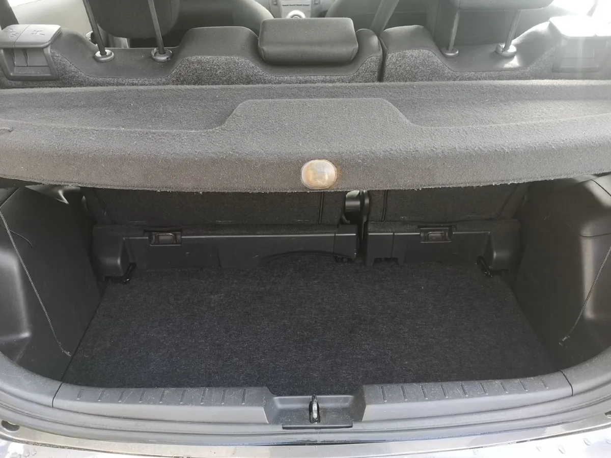 Toyota Yaris 2011 - Image 3