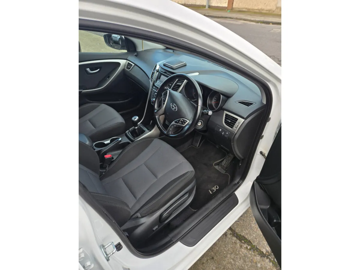 Hyundai i30 DELUXE 4DR 5DR// VERY CLEAN EXAMPLE SU - Image 4