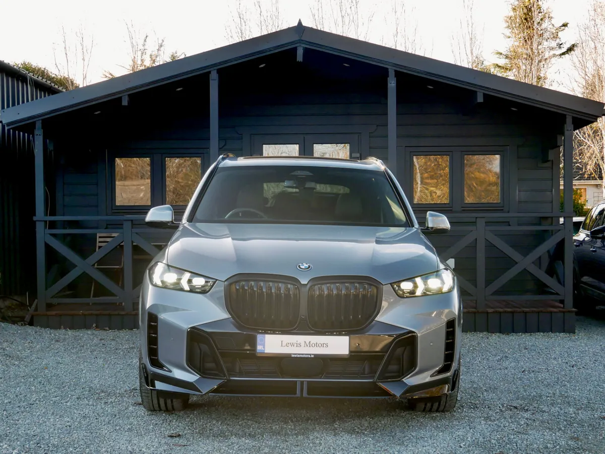 2025 BMW X5 50E M SPORT - Image 2