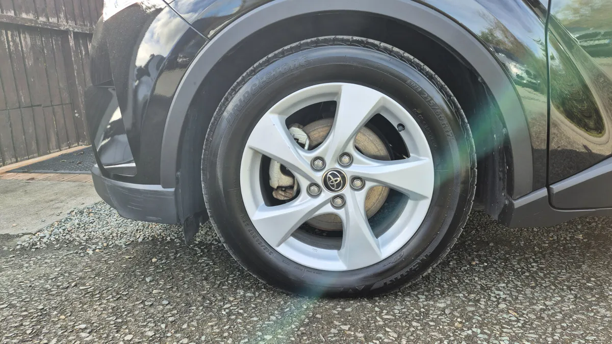 Toyota C-HR 1.8 Hybrid - Image 3