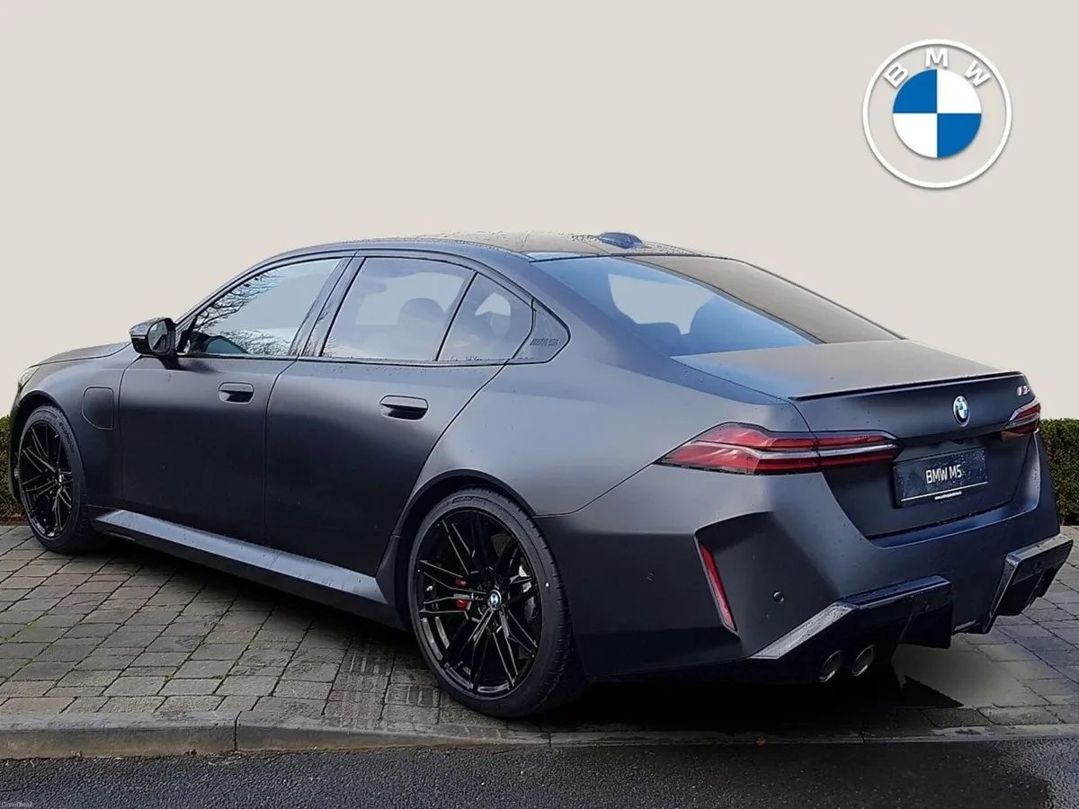 BMW M5 Saloon - Image 2