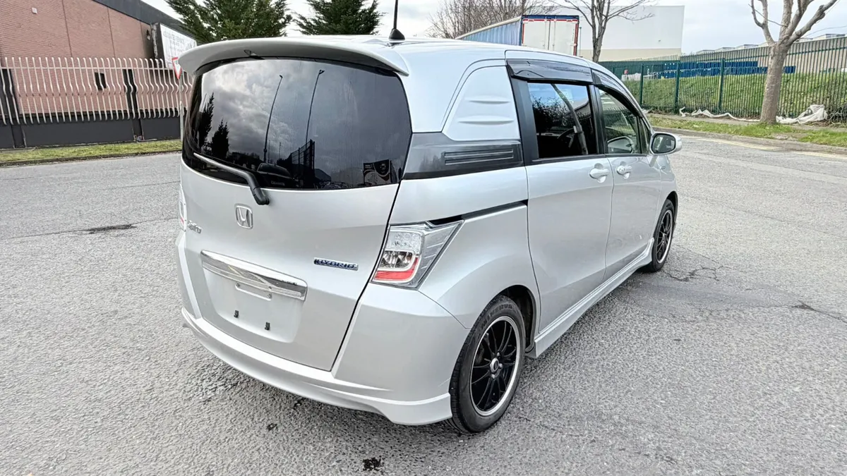 Honda Freed spike 2013 Hybrid - Image 4