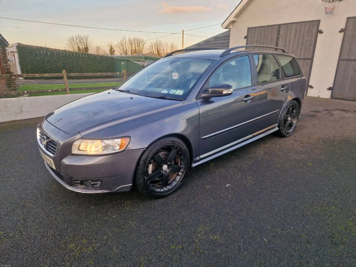 Volvo v50 - Image 1