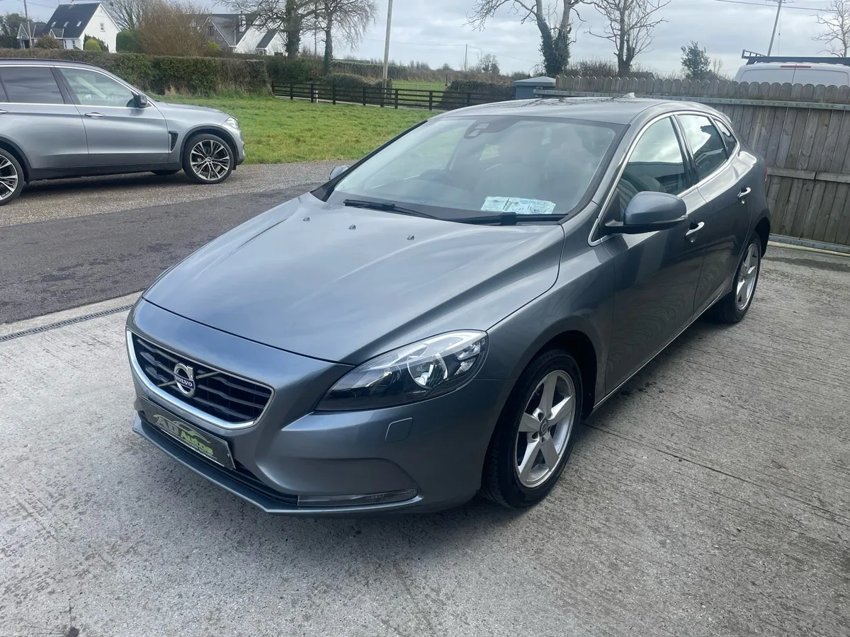 Volvo v40 - Image 2