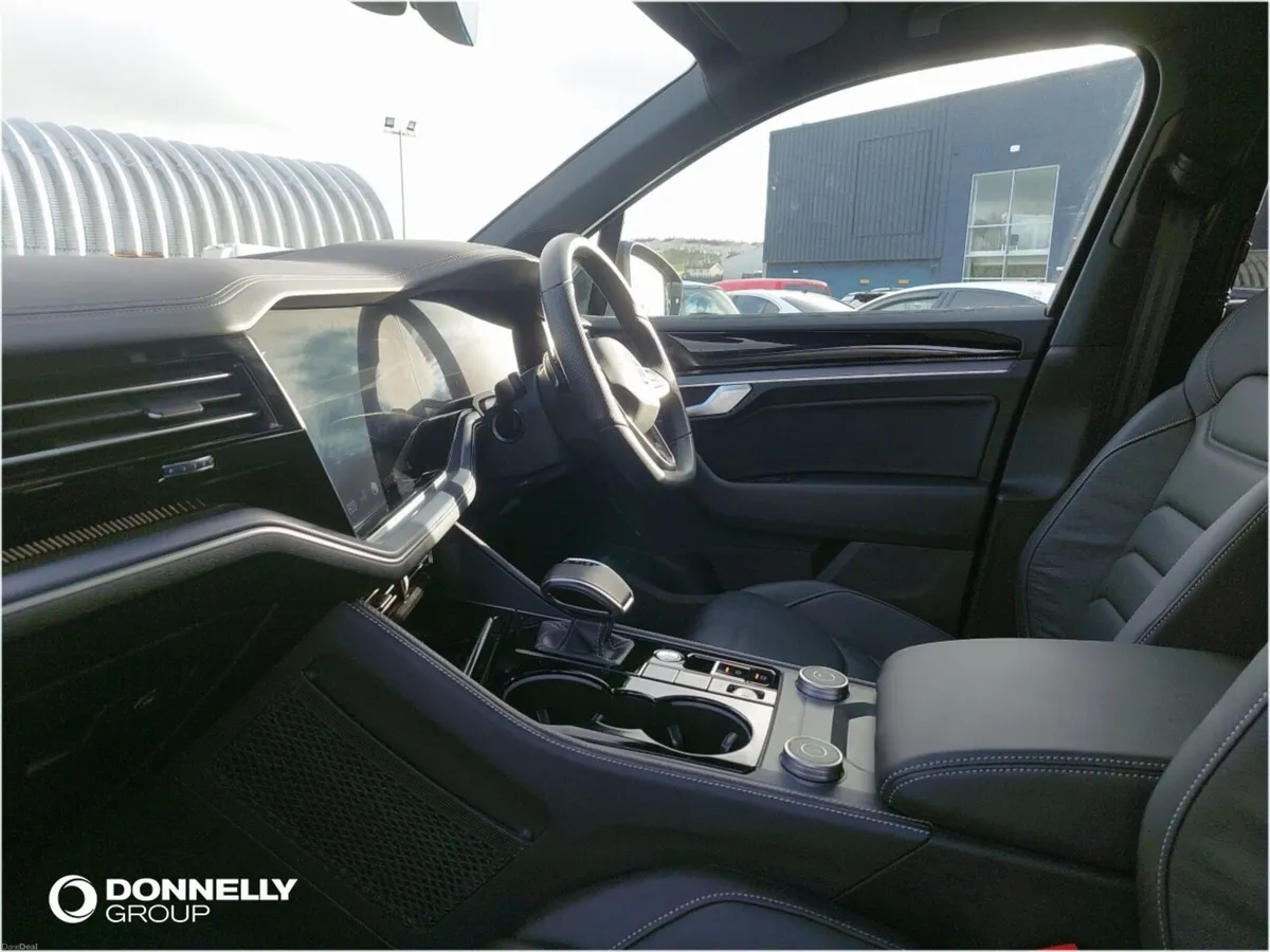 Volkswagen Touareg Diesel Estate Black Edition - Image 2