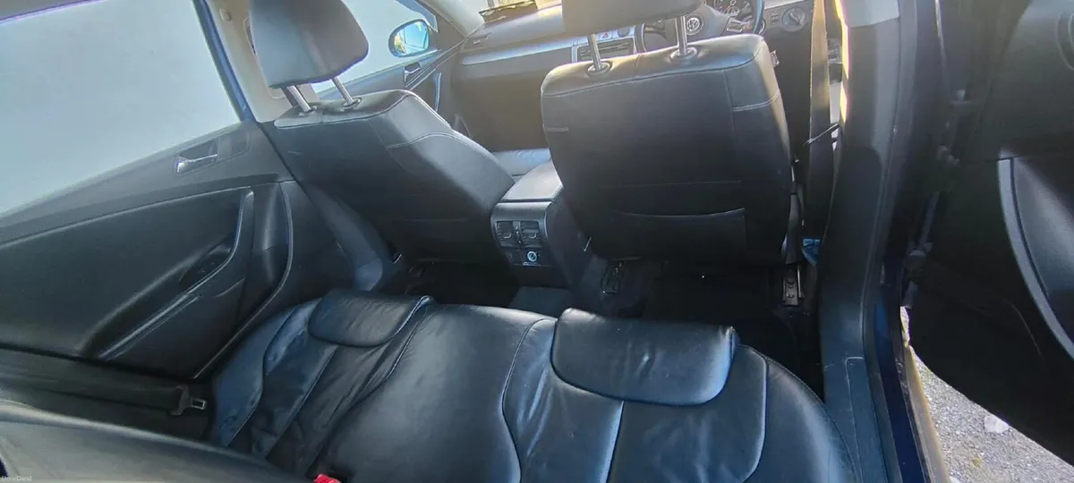 Volkswagen Passat 2010 - Image 4