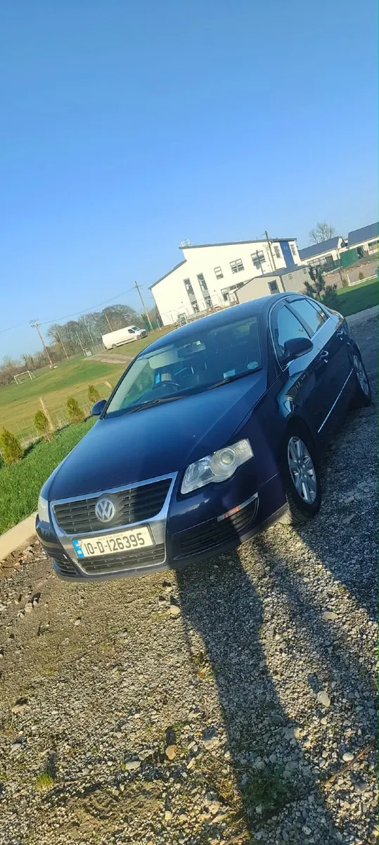 Volkswagen Passat 2010 - Image 2