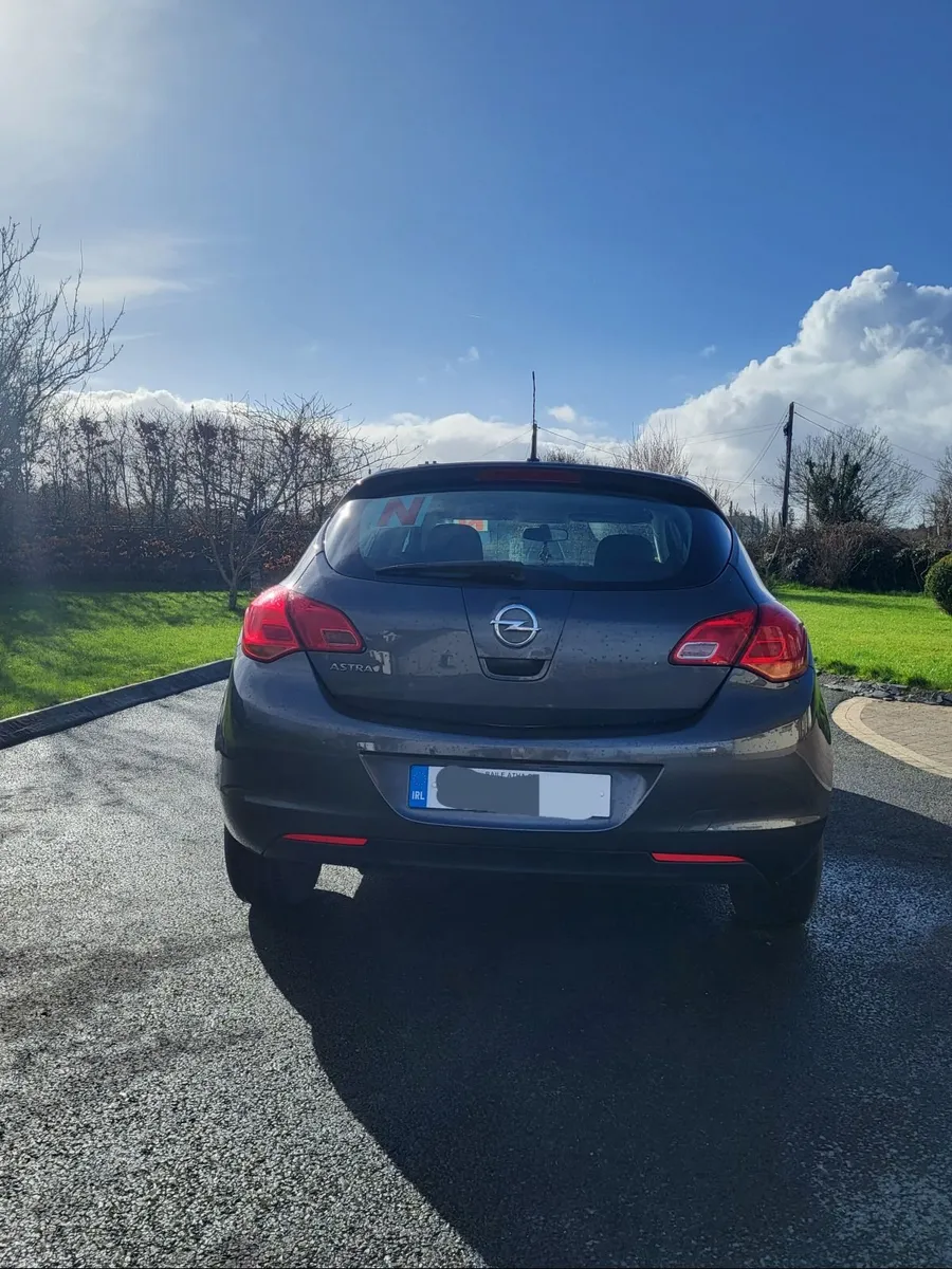 Opel Astra 2012 - Image 2