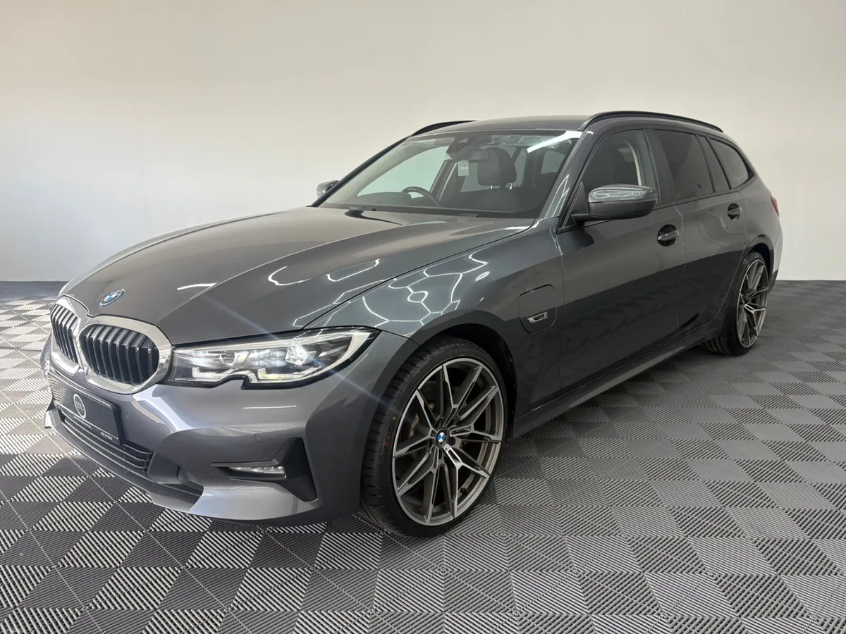 BMW 330e SE Pro 2.0 Estate 2022 - Image 4