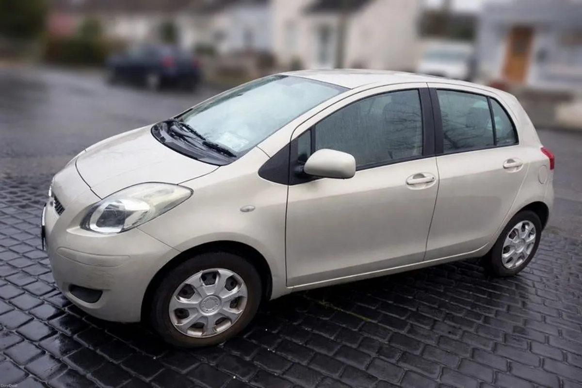 2010 Toyota Yaris - Image 2