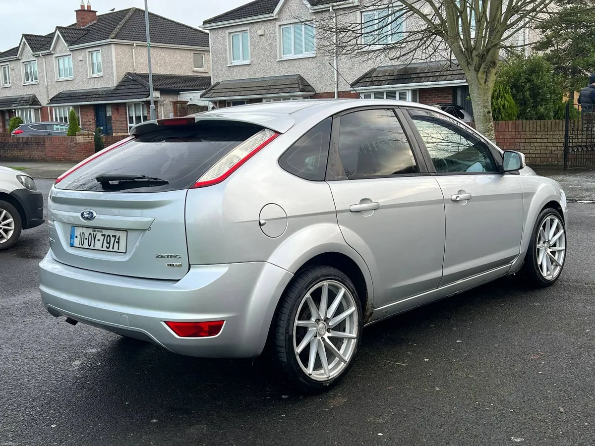 Ford Focus 2010 - Image 2