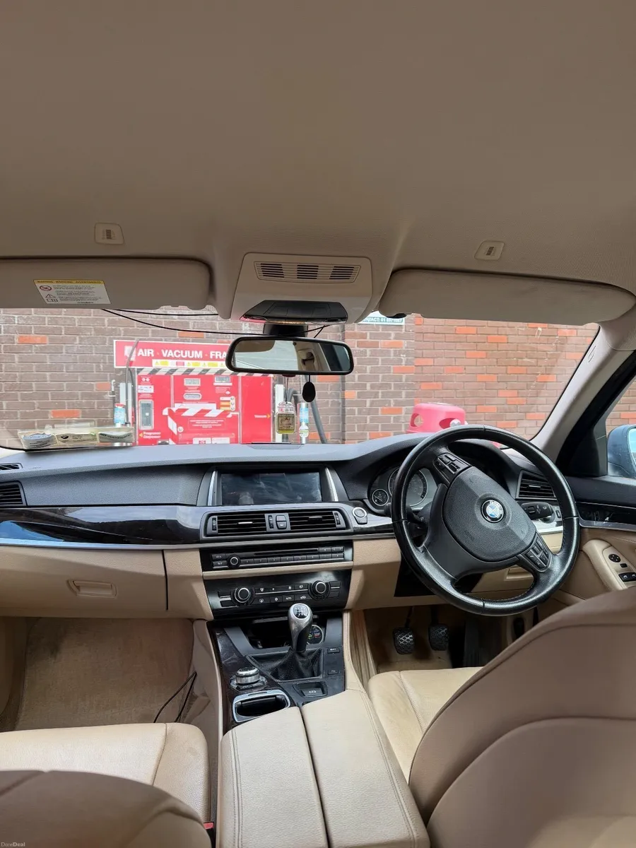 BMW 5-Series 2010 - Image 2