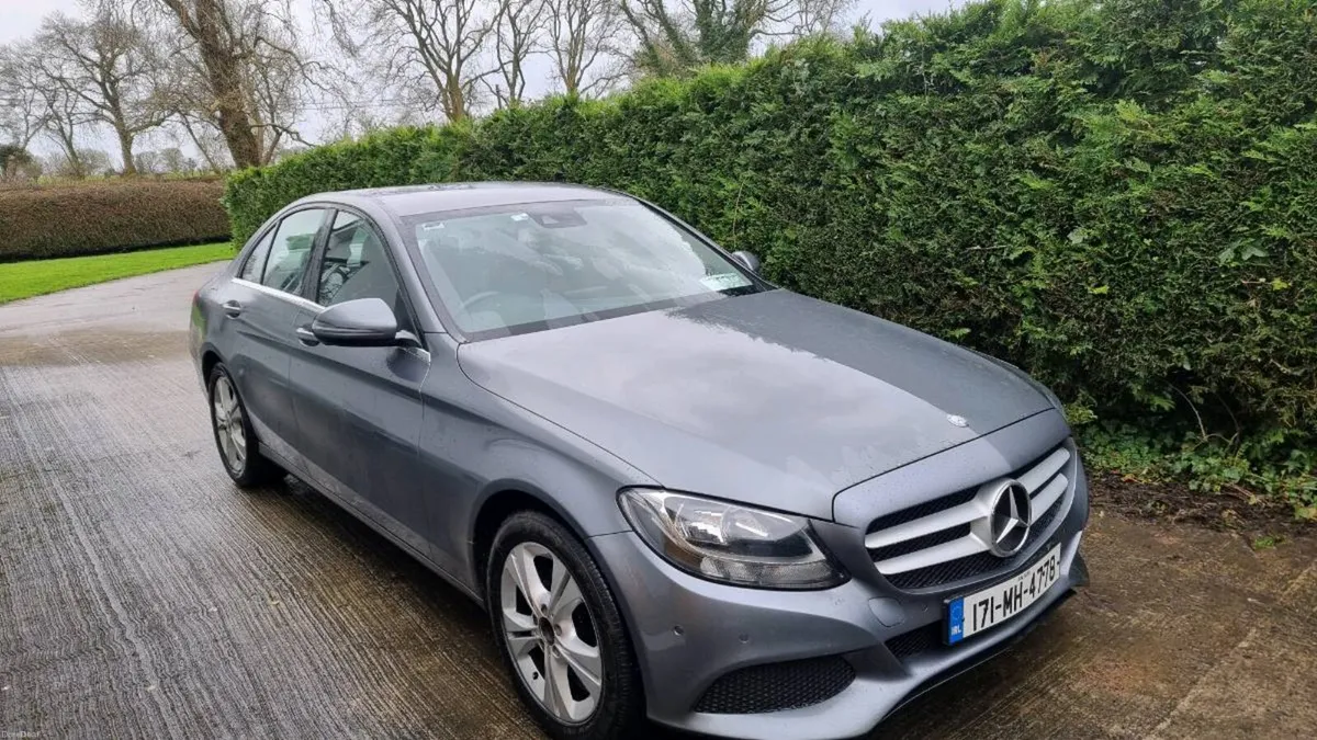 Mercedes 220 - Image 2