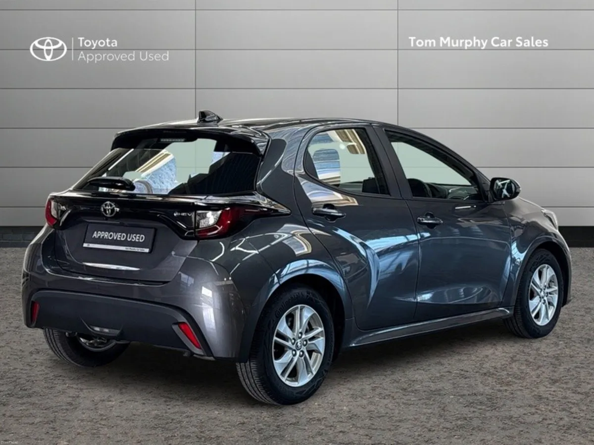 Toyota Yaris YARIS HYBRID 1.5 LUNA - Image 2