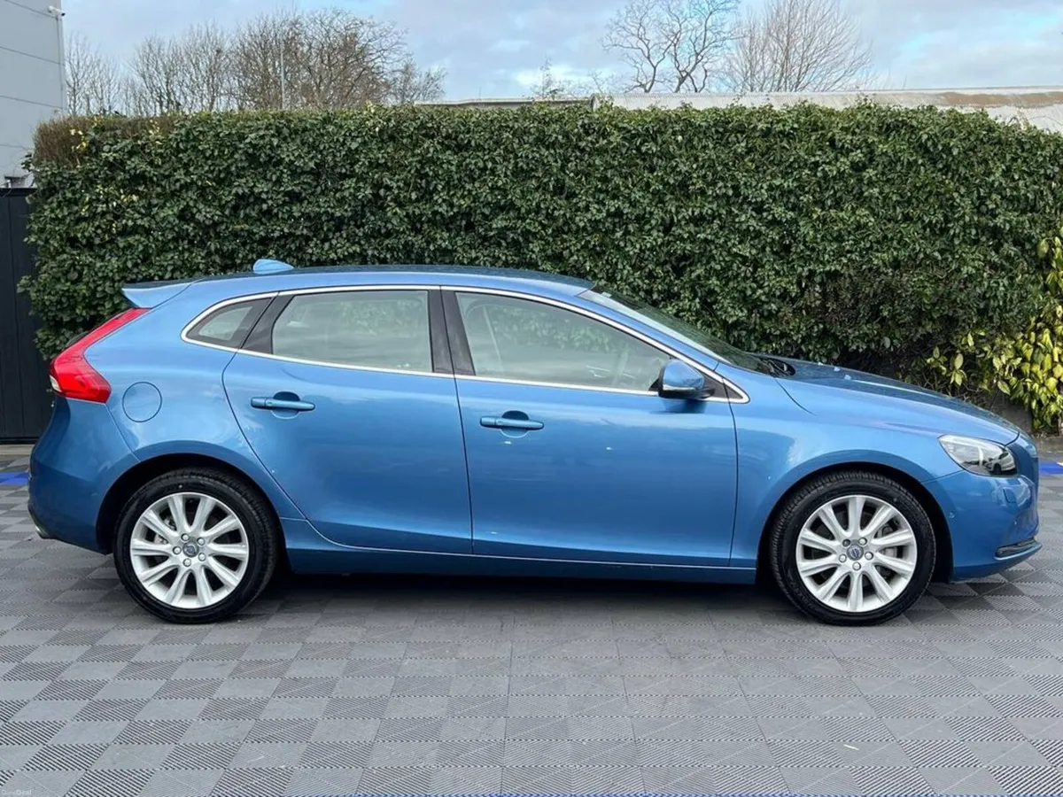 Volvo V40 T3 1.5 ** BIG SPEC ** // LOW MILEAGE // - Image 2