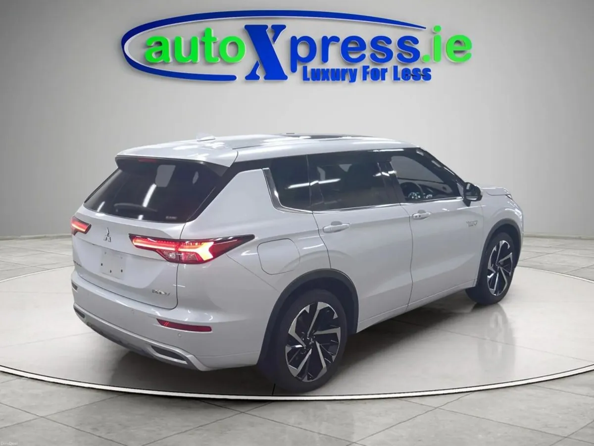 Mitsubishi Outlander PHEV 4WD, Panoramic sunroof, - Image 3