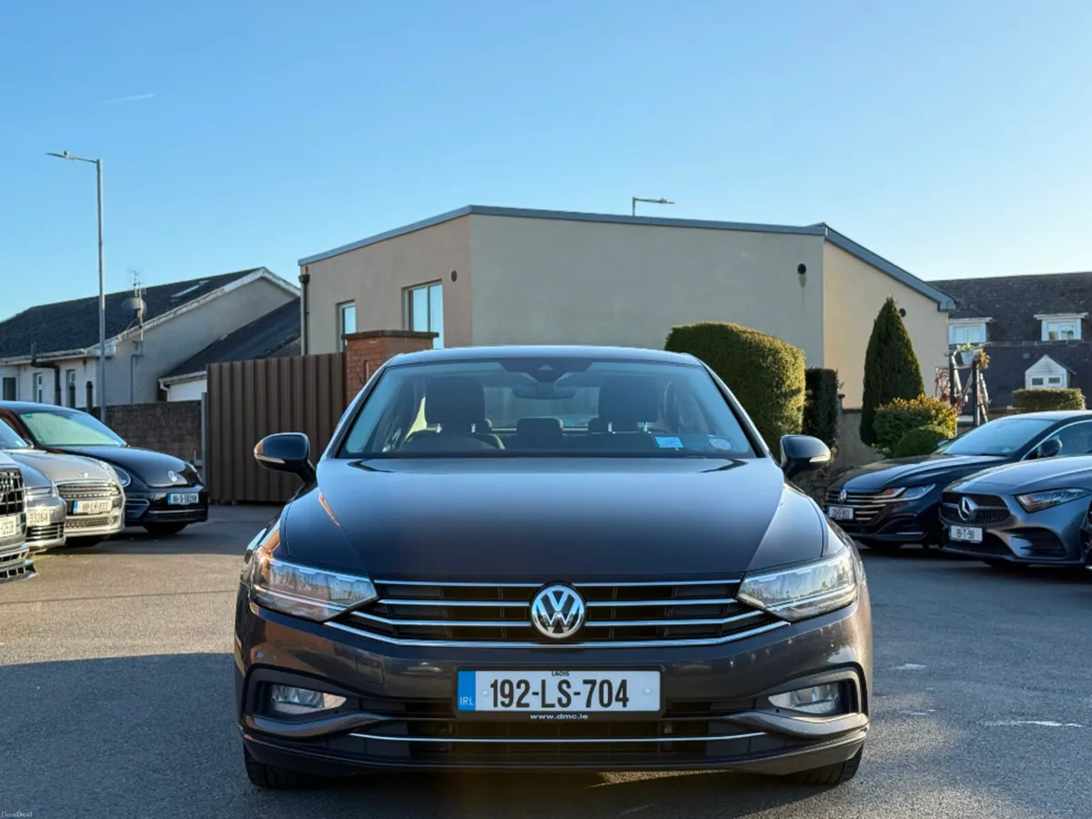 Volkswagen Passat 1.6 TDI SE NAV *AUTO* - Image 2