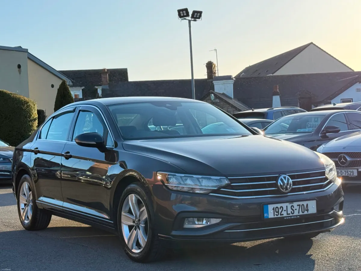 Volkswagen Passat 1.6 TDI SE NAV *AUTO* - Image 3