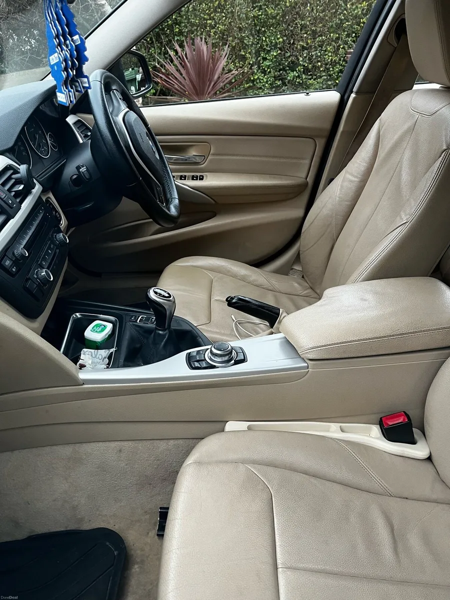 BMW 3 Series Touring - Image 2