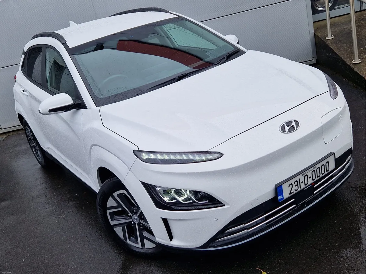 2023 Hyundai Kona 64kwh, Premium, CarPlay - Image 3