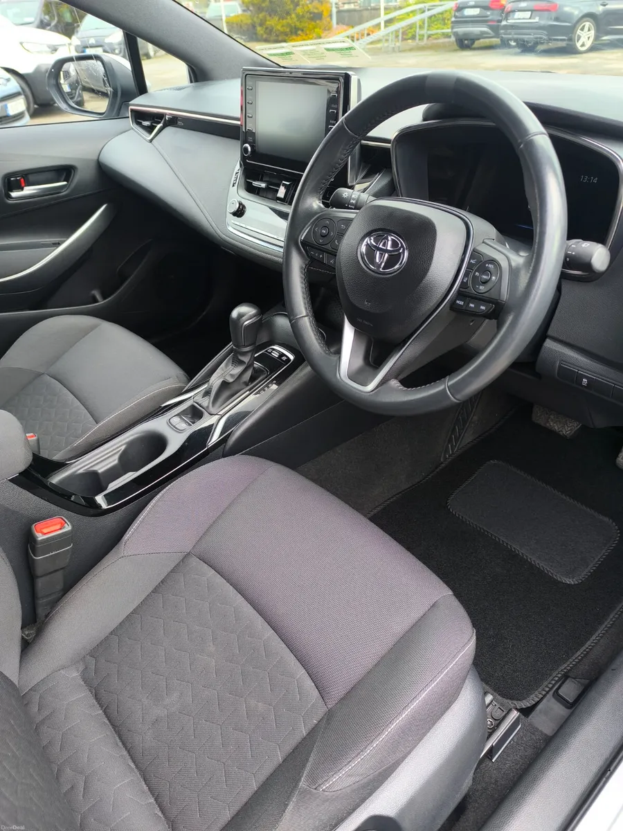 231 Toyota Corolla 1.8 Hybrid - Image 4