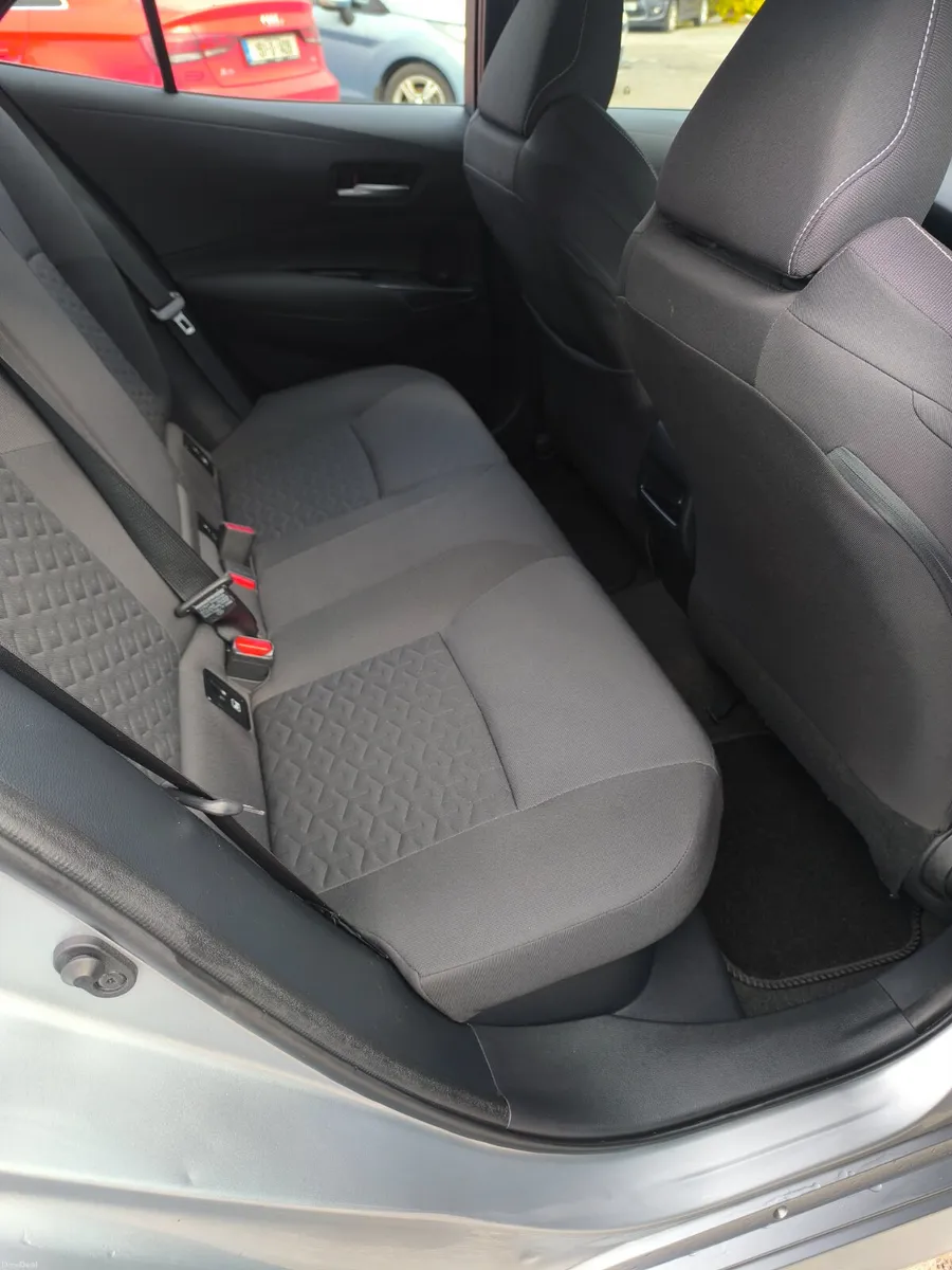 231 Toyota Corolla 1.8 Hybrid - Image 5